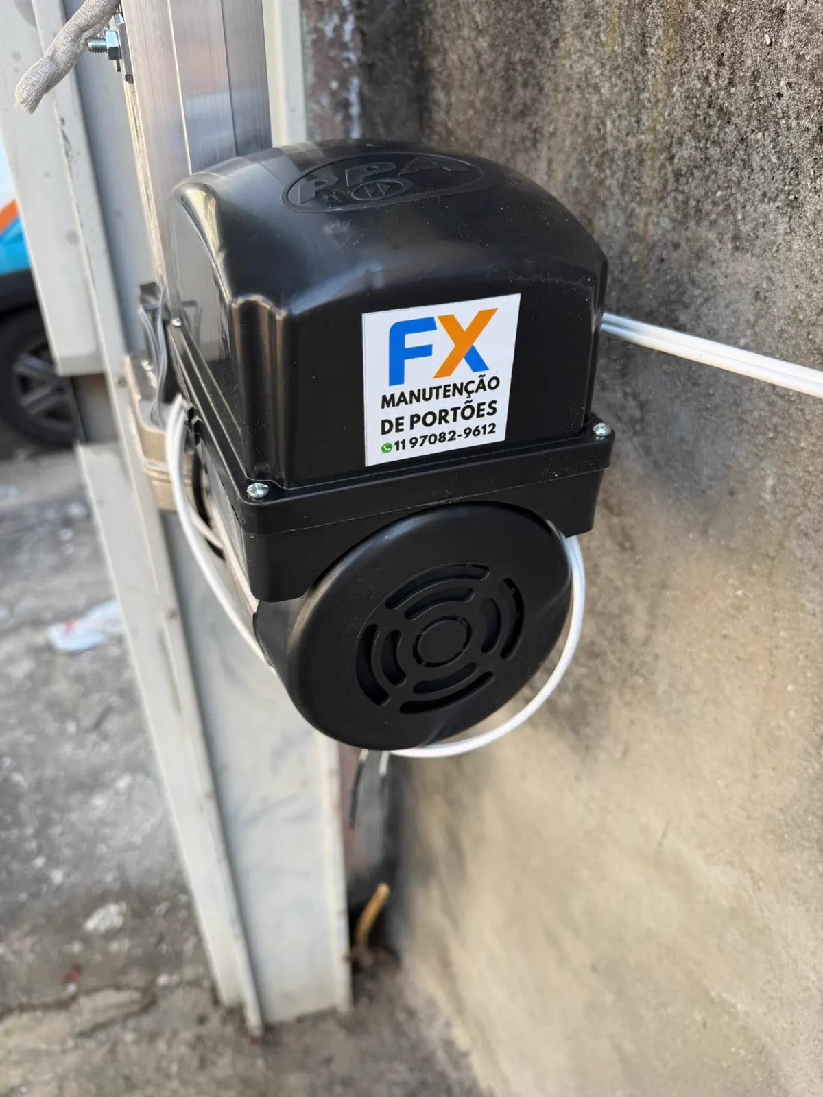 Motor de portão automático fixado em coluna após manutenção da FX