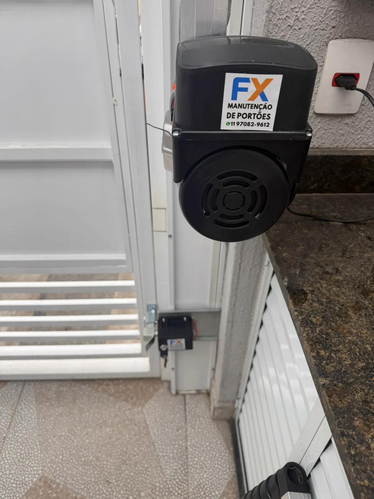 Portão de alumínio automatizado com motor FX instalado na garagem