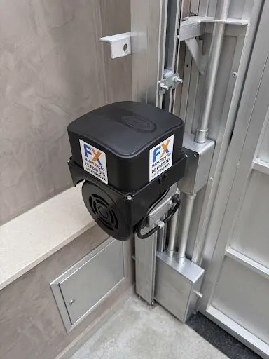 Motor de portão automático instalado em portão de correr de condomínio