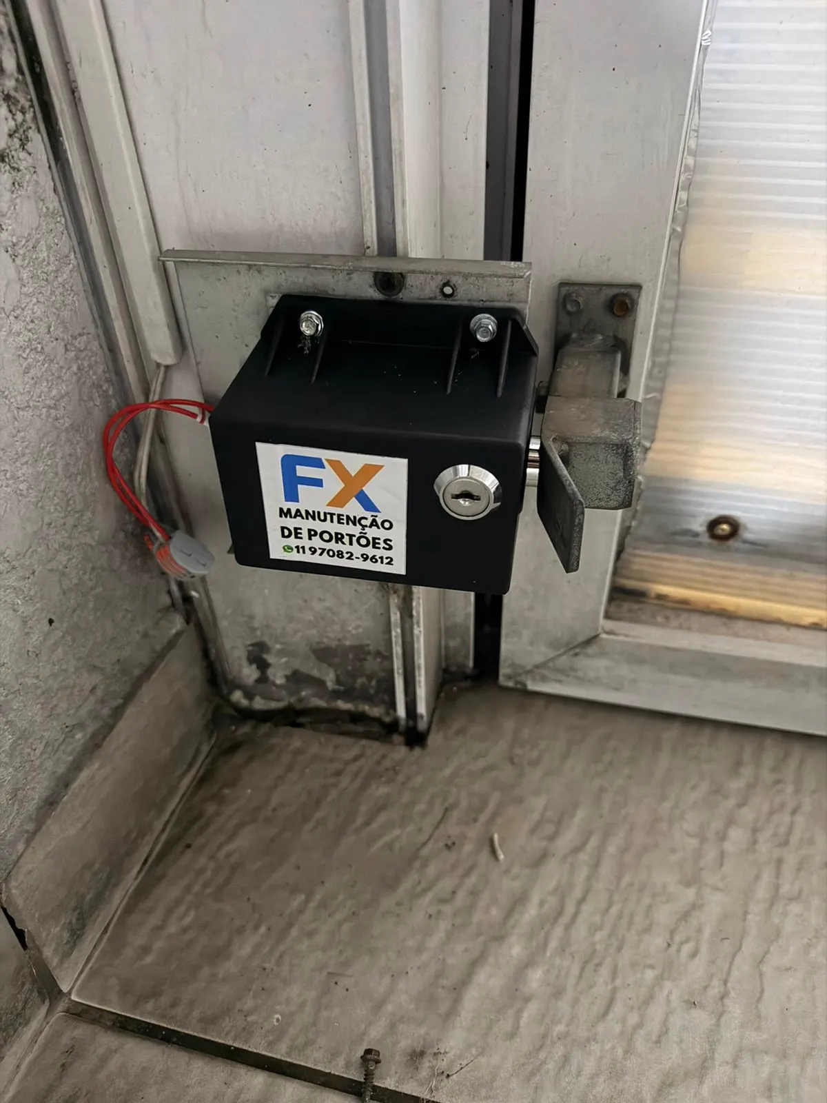 Central de comando de portão automático instalada em caixa de proteção