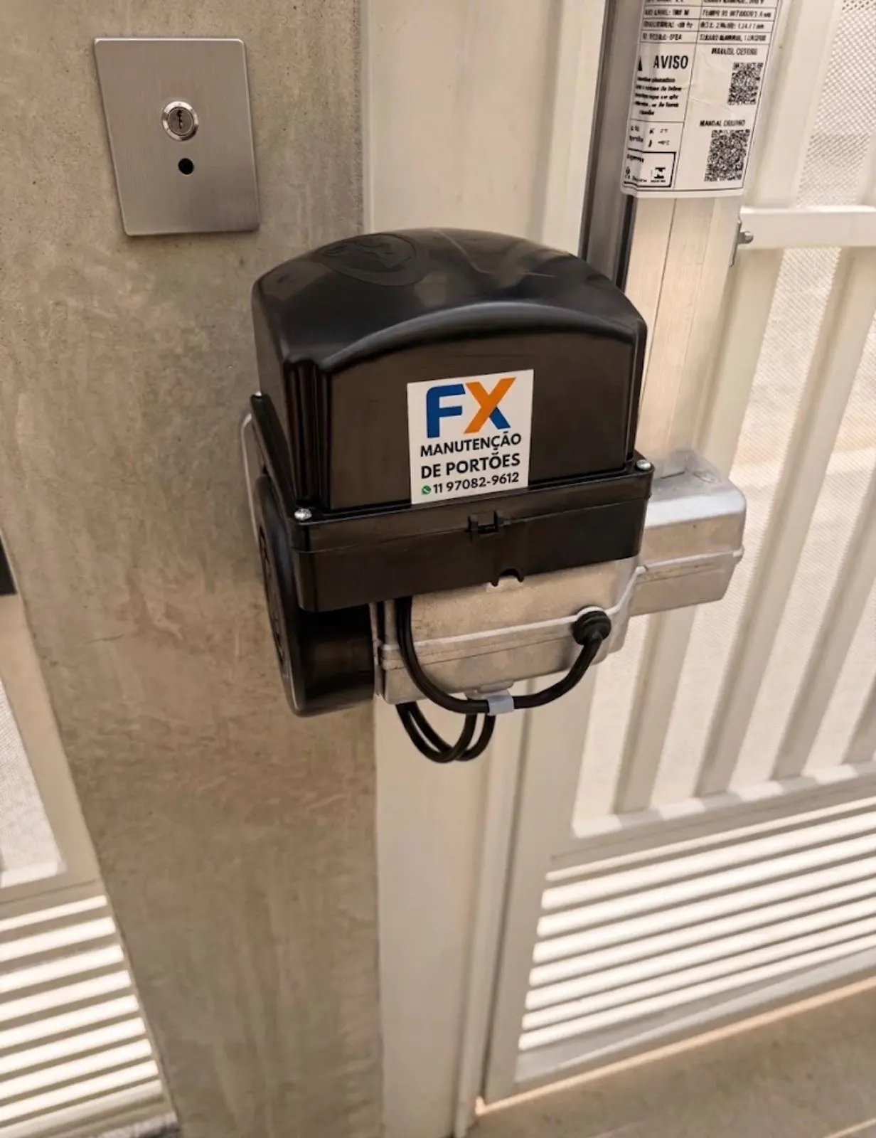 Motor basculante FX instalado em portão de alumínio de residência