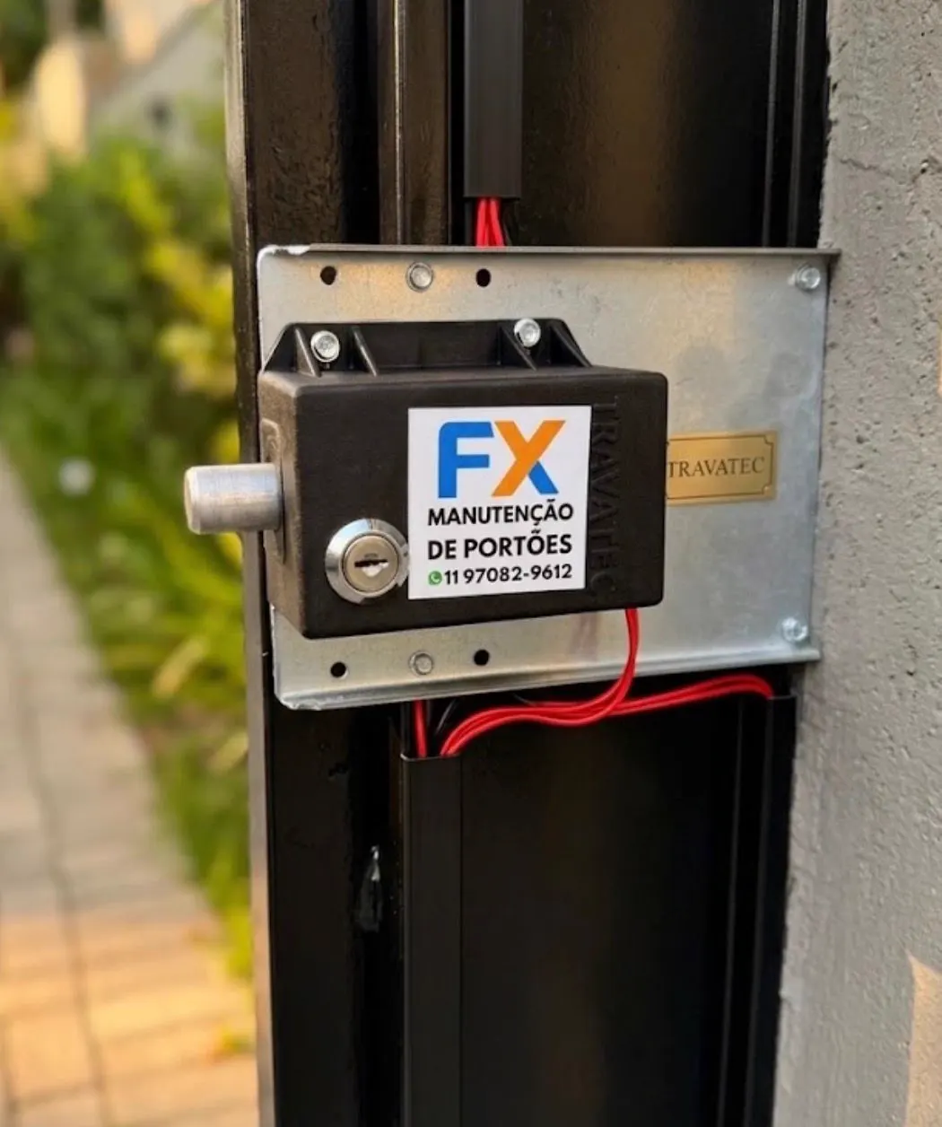 Fechadura elétrica FX instalada em portão de entrada de pedestre